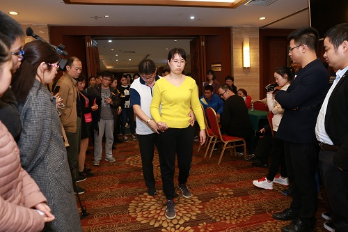 旁听患者被邀请作为真实案例配合现场示教.jpg